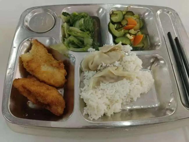 偷着给孩子带饭的上海家长们 校园餐的地下战争