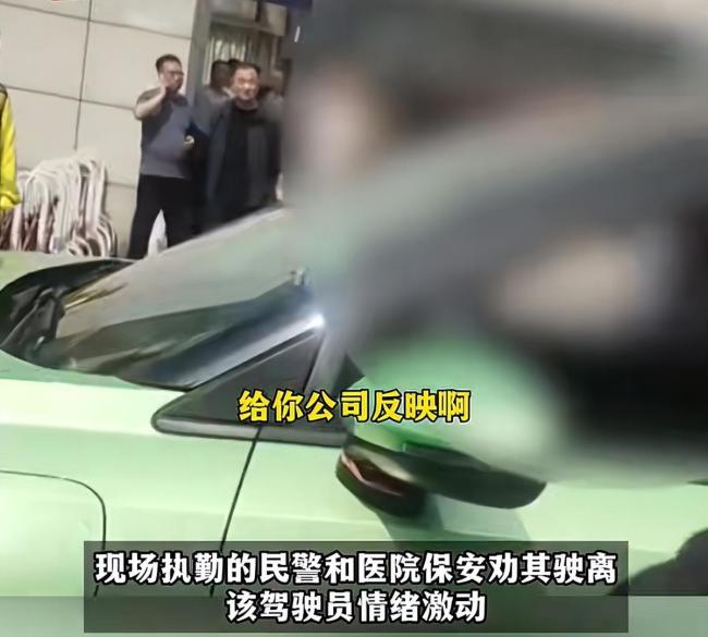 出租车违停致救护车无法进出被罚100