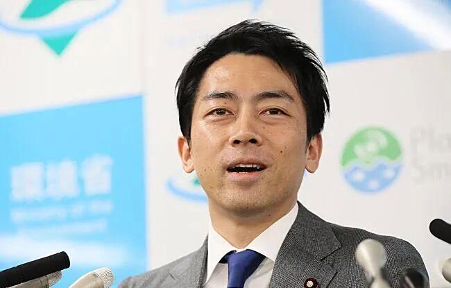 日本首相的第一任炎热的库苏米（Koizumi）“跌倒
