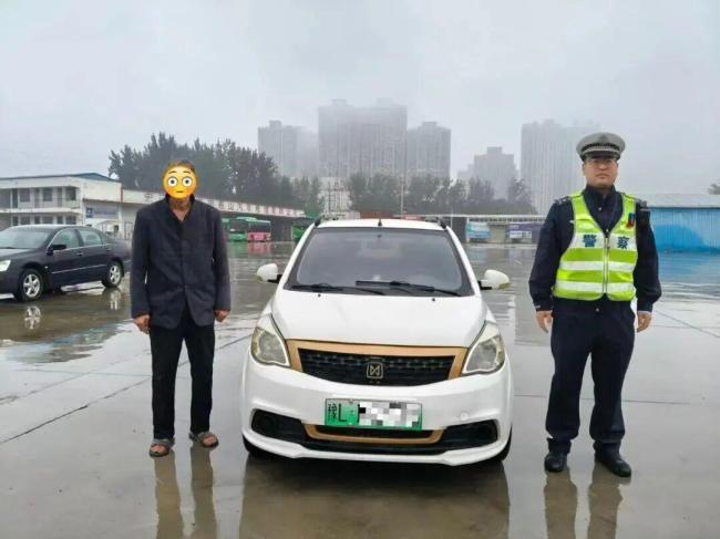 76岁男子交通违法279条：不知要驾照