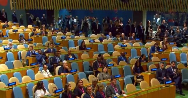 以总理在联大要求与会者扫描二维码 展示冲突证据