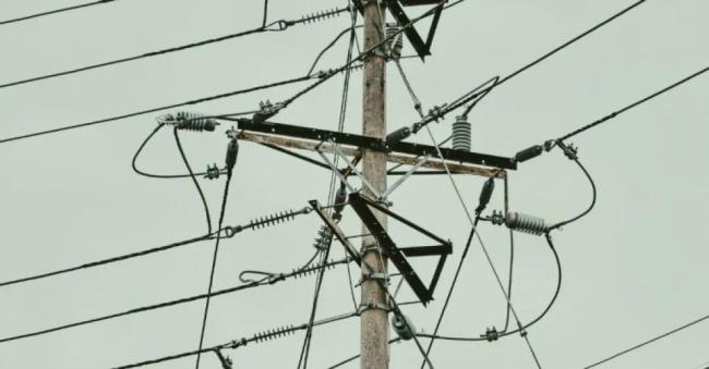 巴西17岁女孩涉水上学误踩电线去世