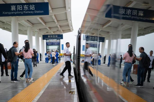 湖北省内快速铁路环线形成 襄荆高铁开通运营