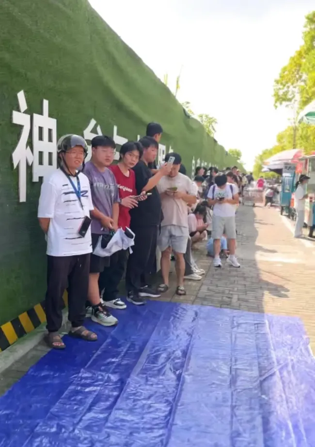 景德镇城管为鸡排哥成立专班 维护排队秩序保障顾客体验