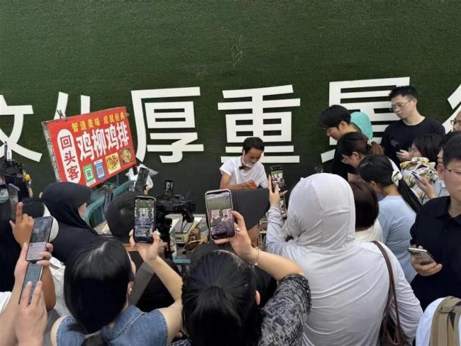 “鸡排哥”称老婆比自己更辛苦