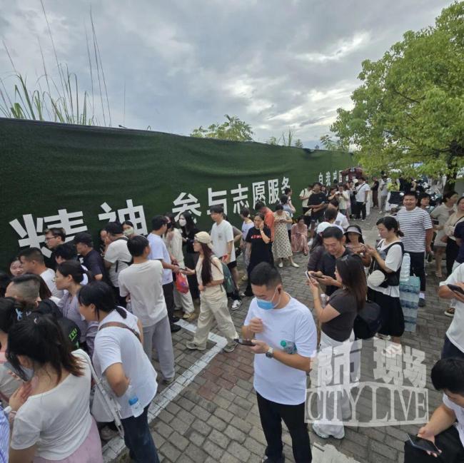 鸡排哥回应国庆中秋巨大客流 情绪价值引追捧