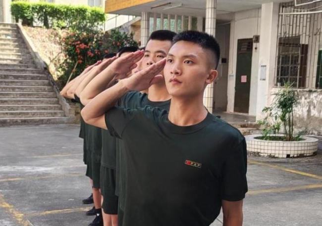 小伙退役半个月后第三次入伍！