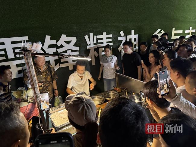 鸡排哥说不管多少游客来都能控制