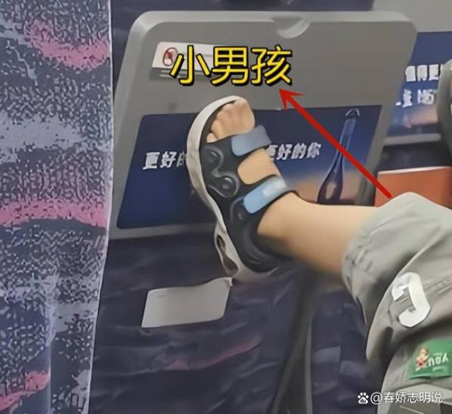 高铁宝妈教娃骂“滚” 家教碎一地 公共空间礼仪失衡