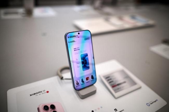 卢伟冰回应小米17pro背屏做痛机 二次元文化新载体