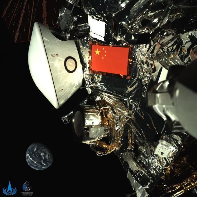 天问二号带着五星红旗和地球合影