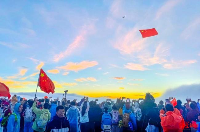 峨眉山金顶游客手拉巨幅国旗