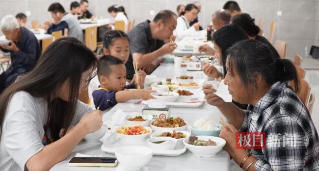 2700名游客在政府食堂吃了550斤米饭 国庆首日荣昌特色美食受热捧