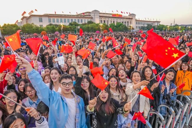 今晨12.1万人天安门广场看升国旗 共庆祖国76华诞