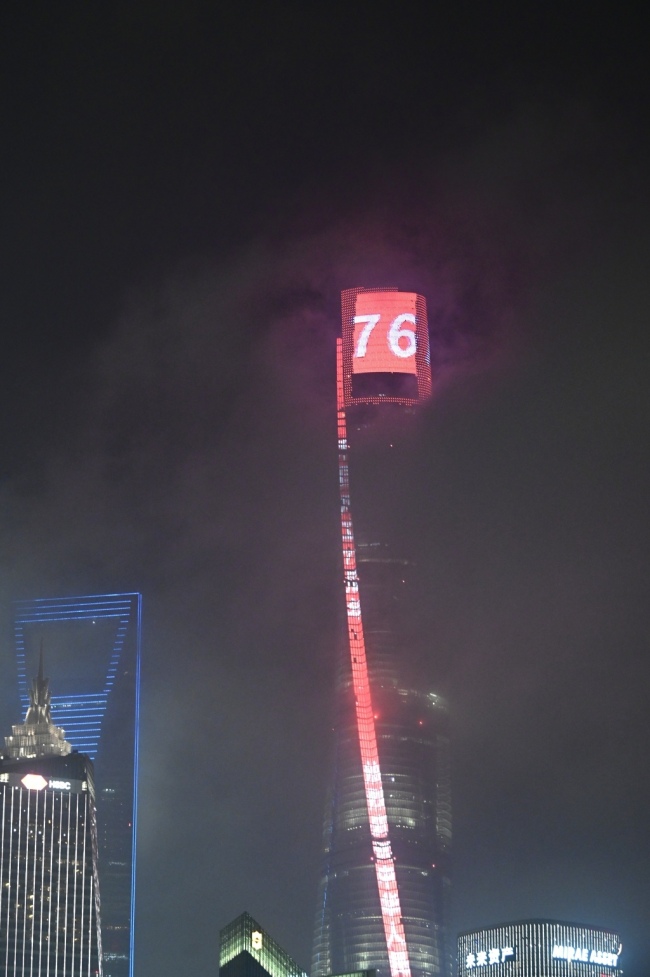 上海外滩夜色醉佳客 国庆灯光秀璀璨夺目