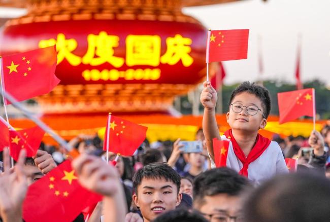 天安門廣場(chǎng)放飛1萬只和平鴿