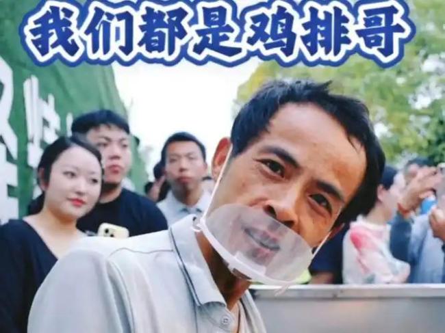 雞排哥被多次拽衣服要求站高點演講 街頭演講的意外插曲