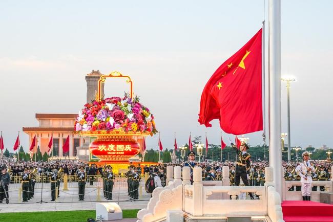 天安門(mén)廣場(chǎng)放飛1萬(wàn)只和平鴿 共慶祖國(guó)76華誕