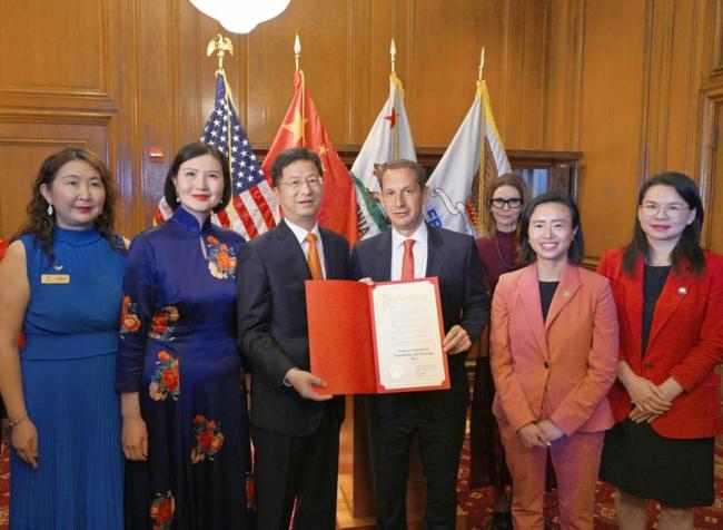 旧金山市政府升五星红旗庆中国国庆 中美友谊之桥