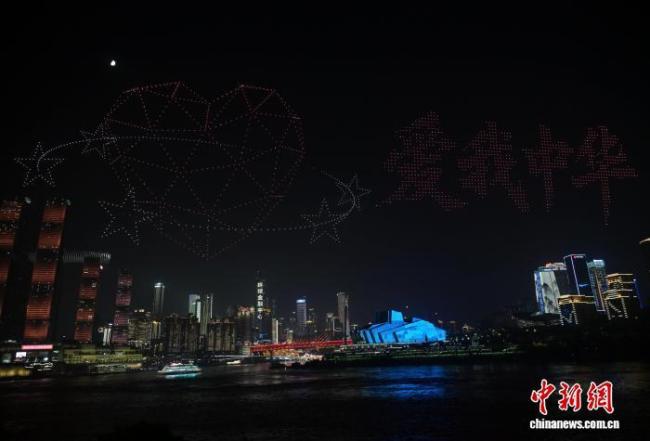 国庆旅游 无人机与烟花秀最配了 光影画卷庆华诞