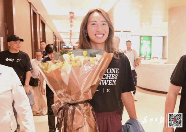 郑钦文现身武汉 温暖回家受球迷欢迎