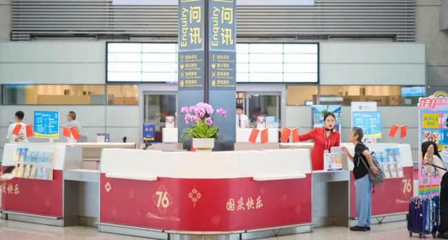 女子“十一”为了蹭高速免费 提前2天出发睡服务区 预计能省1400元高速费 聪明的人已经提前出发了