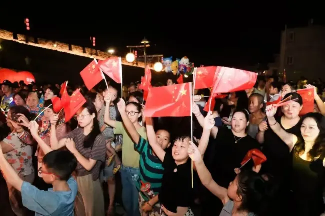 “双节”首日泉州人气拉满 古城再现人潮模式