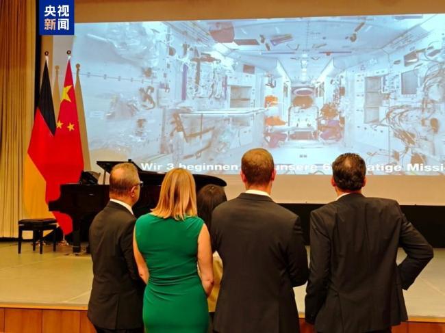 《<strong>窗外是蓝星</strong>》在德国多地亮相 太空影像引发共鸣