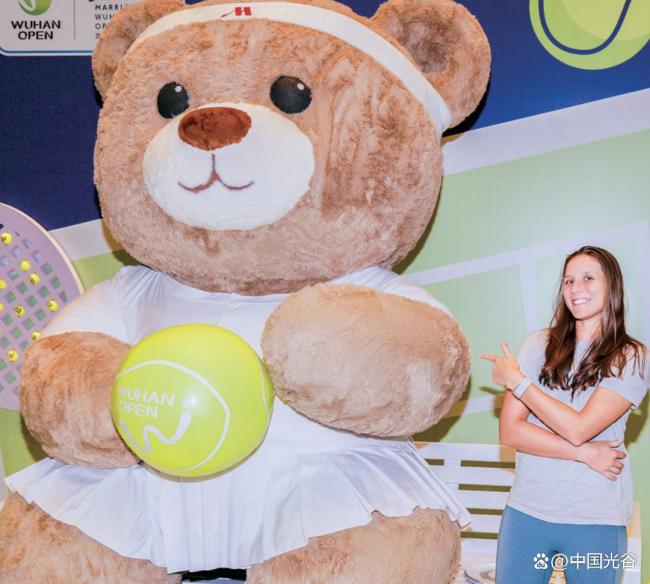 郑钦文入住武网官方酒店 家乡球迷热情迎接