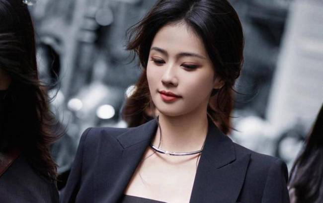 娜扎面对闪光灯不眨眼挑战 明星光环背后的硬核训练