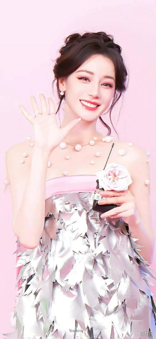 迪丽热巴完全就是真人版芭比娃娃 春日花园梦幻造型惊艳亮相