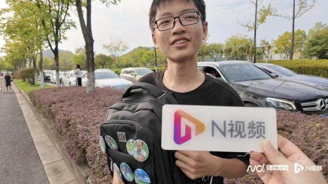 自制“鸡排哥”徽章的高中生发声