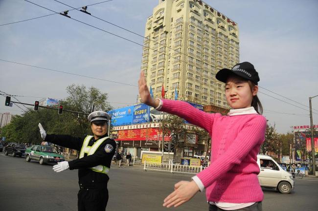 小女孩撿馬路上的國(guó)旗 交警擋車(chē)流 愛(ài)國(guó)舉動(dòng)溫暖全網(wǎng)