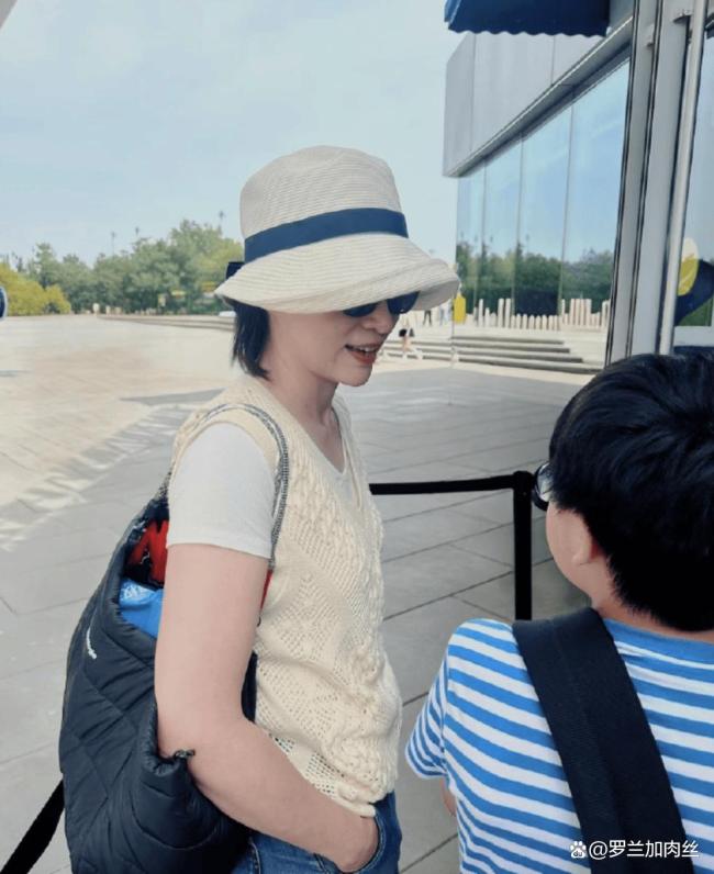 董卿儿子长这么大了 母子温馨互动引关注