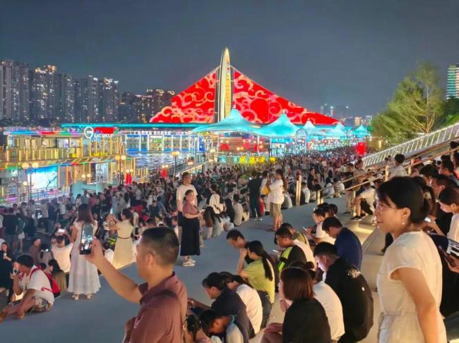 广州南站刷新两项客运历史纪录 国庆中秋假期出行高峰
