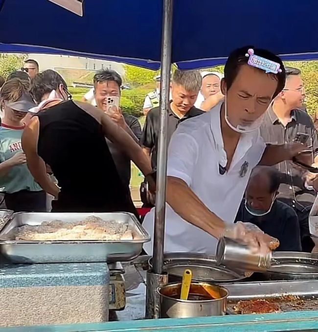 鸡排哥回应专属T恤被仿制 提醒粉丝谨防假冒