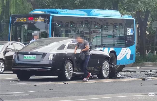 知名车评人陈震被曝发生交通事故