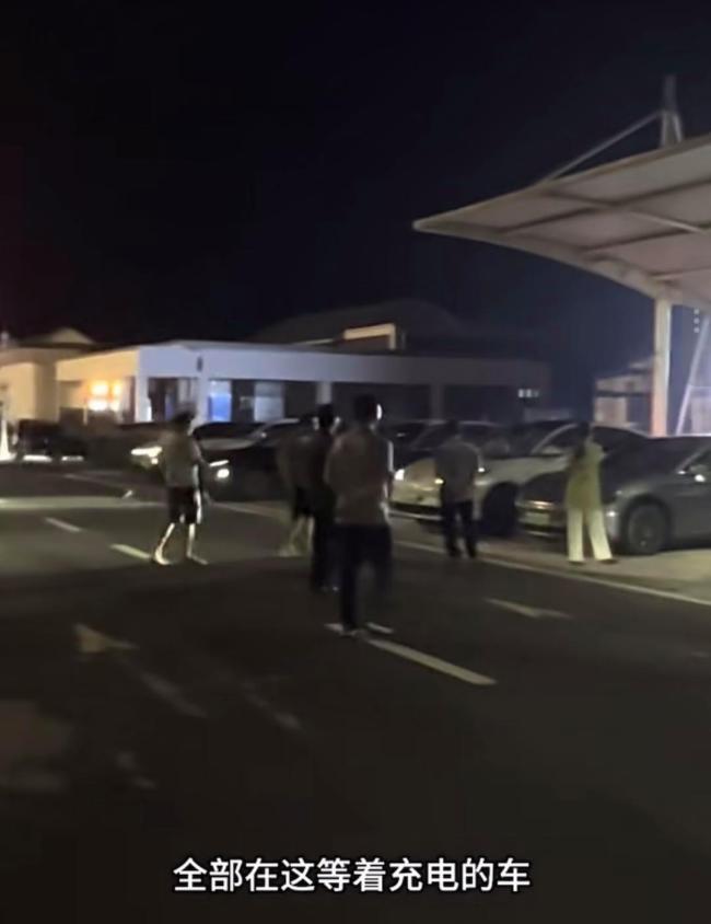 国庆假期高速公路充电桩排队充电现象严重 车主等待数小时