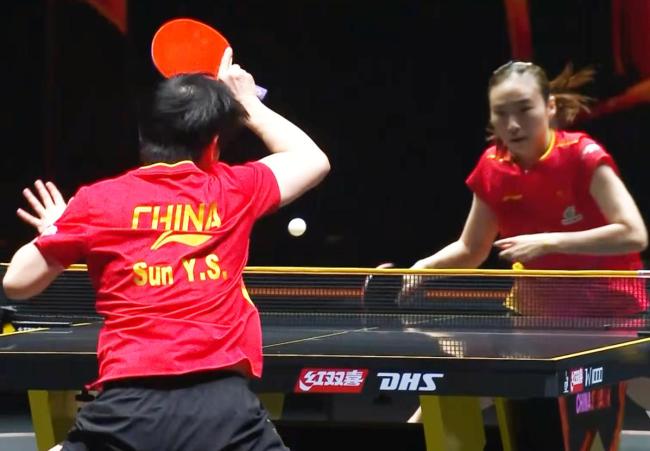 WTT中国大满贯：孙颖莎3-0击败队友王晓彤 轻松晋级女单8强 实力碾压继续争冠