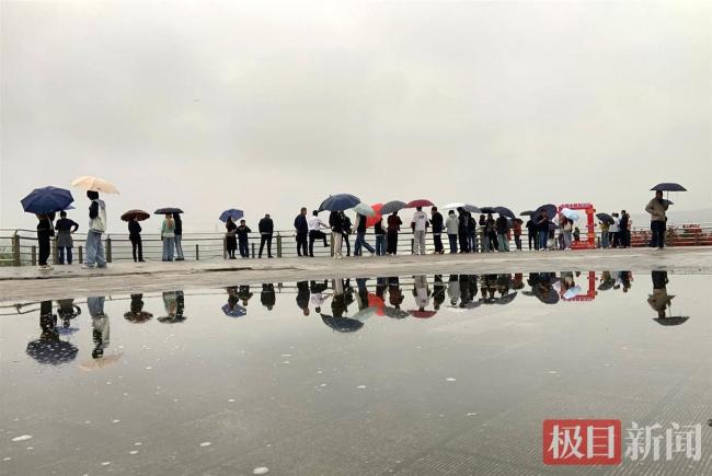 丹江涎水库泄洪 旅客现场不雅赏 节日打卡新风俗