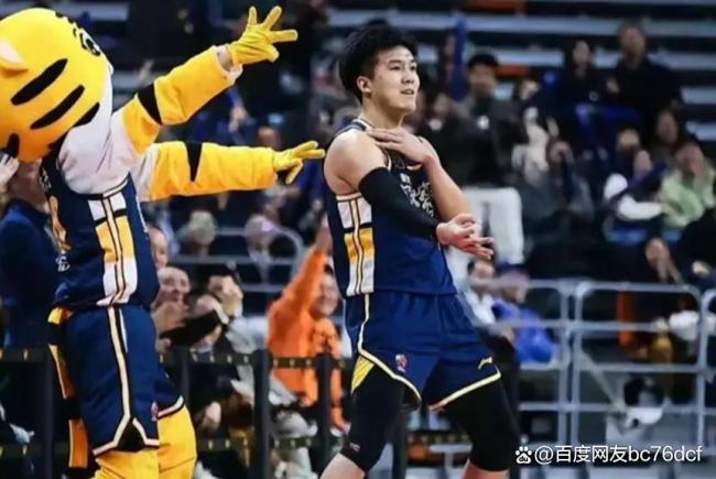 媒体：上海男篮要给新援一些时间 黄荣奇再获机会