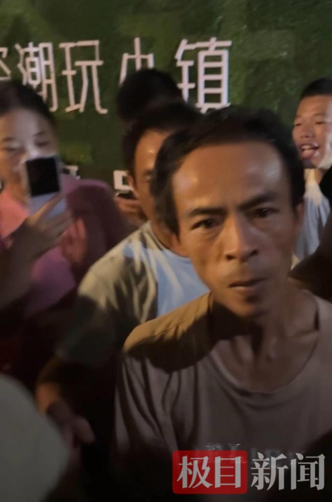鸡排哥被堵在墙边求合影：要窒息了