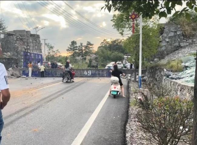 湖南邵阳一过水天桥被撞垮塌阻断交通 挖掘机碰撞导致