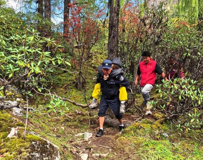 女搭客4700多米山上眩晕队友不见脚迹