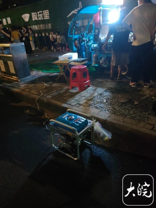 游客采购风扇给“鸡排哥”送清凉 粉丝千里支持
