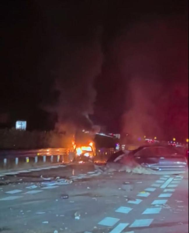 玉林发生多车连撞起火事故 致2死3伤 现场一片狼藉救援紧张进行