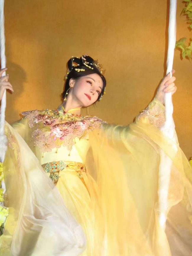 迪丽热巴嫦娥造型像神女下凡