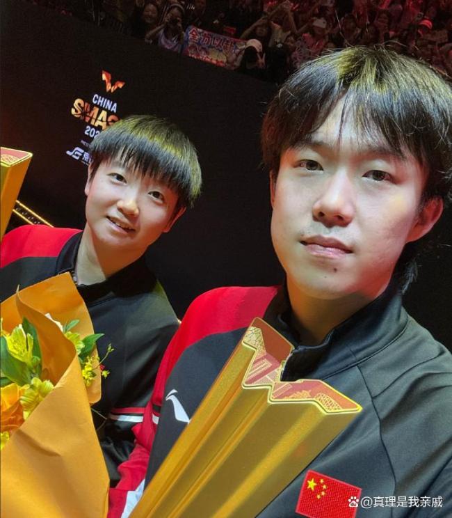 孙颖莎把鲜花扔向观众席送给球迷 混双夺冠风采依旧