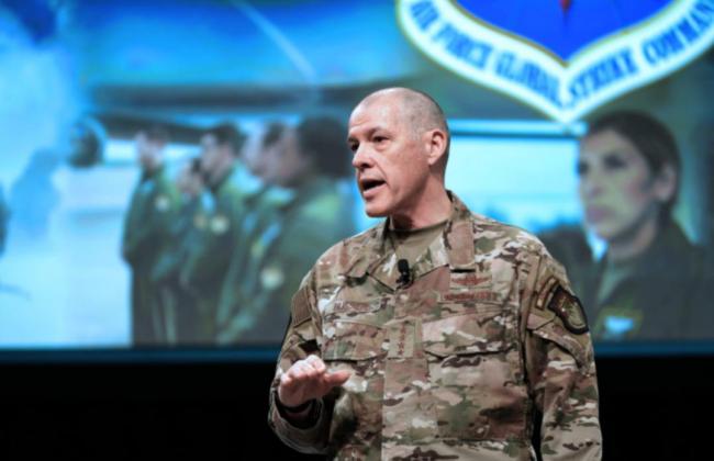 为什么美国军事官员进行一系列辞职？忠诚度试