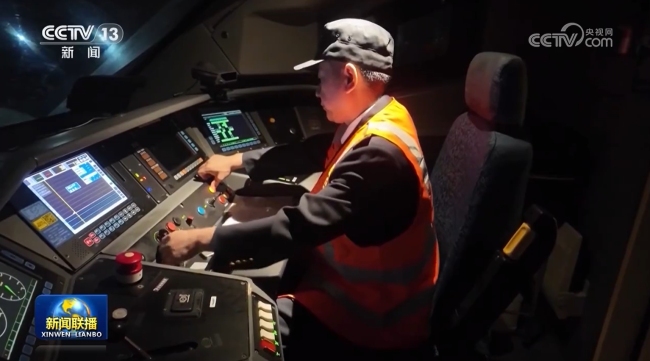 【新思想引领新征程】坚守岗位只争朝夕 团结奋斗创造未来